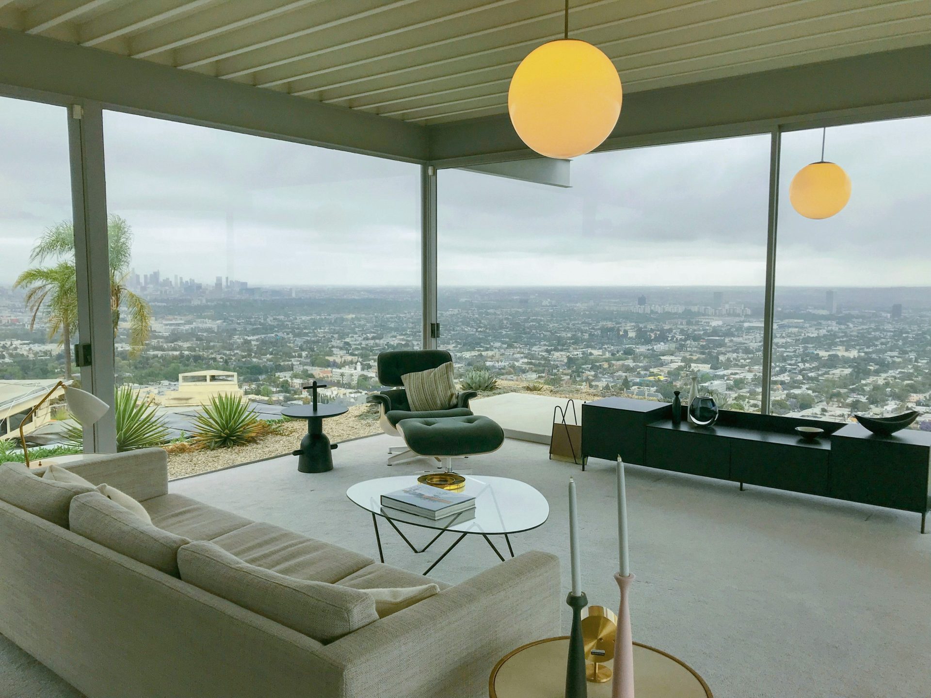 Salón en piso con vistas al exterior